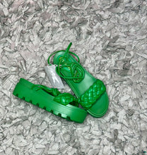 Cargar imagen en el visor de la galería, Sandalias Verdes y Camel
